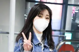 柳岩现身机场。她穿hello kitty牛仔服，装扮俏皮显年轻。图片