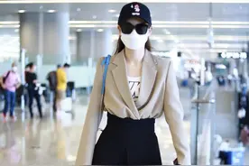 戚薇现身机场，卡其色西装搭配高腰短裤，身材比例真是绝了图片