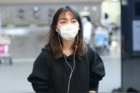 17岁文琪黑色打扮现身，身上有着与年龄不符的老气横秋图片