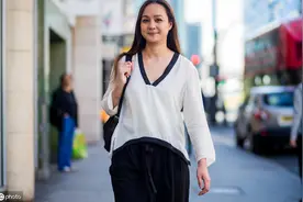 穿搭小技巧，内衣这样穿，大胸妹子一样穿出瘦身材图片