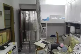 香港一家四口住房，百万豪宅只有35㎡，进门就看到床图片