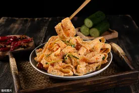 孩子喜欢的小零食，健康美味的香辣牛筋面，自制家常版辣条吃起来图片