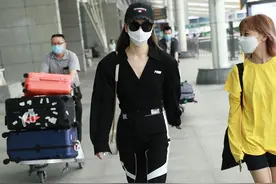 戚薇穿全黑LOOK似“特种兵”，全副武装气场超强，大哥气质没谁了图片