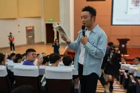 火了！央视著名主持人尼格买提空降四川，现场自曝他的"包办婚姻"！图片