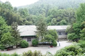 湖南韶山滴水洞：主席曾在这隐居11天，防空洞可抵御原子弹轰击图片