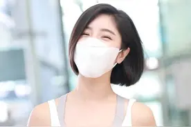 赵奕欢真放得开，穿小背心故意露内衣，身段玲珑却有一张校园脸图片