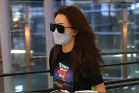 宋祖儿走路匆忙现身机场，长发留着看起来成熟不少图片