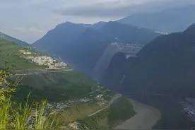 四川白鹤滩水电站完成右岸进水口塔顶双向门机负荷试验图片