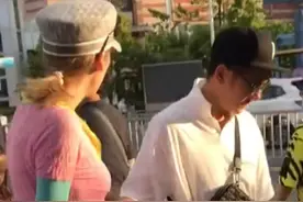 陈浩民夫妇现身街头，蒋丽莎含胸驼背姿态差，疑为生孩子后遗症图片