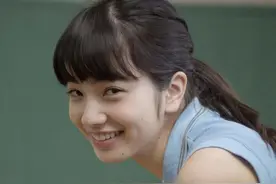 小松菜奈马尾辫造型，出镜夏日室内写真，恬静优雅如精灵图片