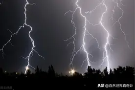 雷电触发的瞬间图片