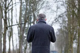 小说：老人自首说他开车意外撞人，查看现场后我发觉不对劲图片