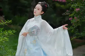 原创立领汉服，古香古色中国风韵，裙摆飘逸女人味十足图片