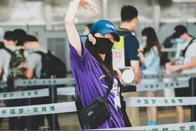 段小薇现身机场，紫色短袖搭配阔腿牛仔裤，挥挥小手说拜拜图片