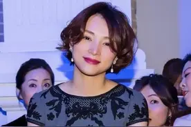 董卿不愧是"央视出身"，穿30cm刺绣裙还敢架腿坐，直面镜头好自信图片