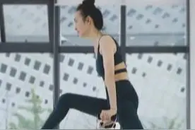 38岁王鸥真放得开，泳衣式健身服炫S形身材，绳子把双脚吊起来图片