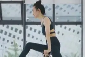 38岁王鸥真放得开，泳衣式健身服炫S形身材，绳子把双脚吊起来图片