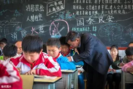 切实提高基层教师待遇，必须提高教龄津贴，提高工资的教龄权重图片
