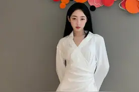 蒋梦婕不愧是演过林黛玉的人，穿白短裙秀出女仙气质，娇羞惹人怜图片
