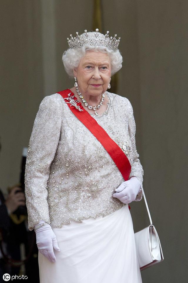 93岁伊丽莎白女王和胞妹玛格丽特公主的对比表明:节制的人更高寿