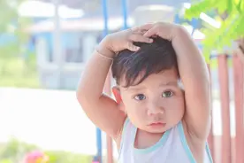 多摸摸宝宝这4个部位，聪明睡得香，可惜很多爸妈连碰都不碰图片