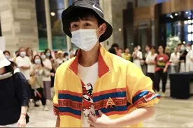 14岁正是少年的模样！荣梓杉穿搭黄色拼接防风衣，尽显少年风采图片