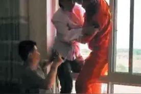 16岁少女被困空调外机平台 消防员搭梯爬楼将她救下图片