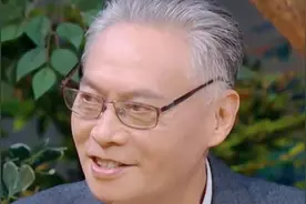 双胞胎一个随父姓一个随母姓，孩子没满周岁，四老人带娃一地鸡毛图片