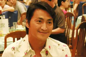 何家劲频频内地走穴捞金，60岁颜值身材极佳，转型商人身家过亿图片