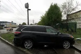 俄10岁男孩带妹妹开SUV狂奔，拐弯超车样样会，警车跟在后面追图片