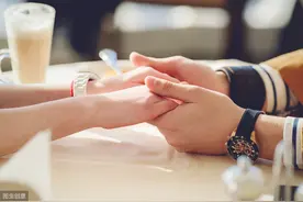 小说：七年之痒三年就爆发，她想要分手他不同意，隔天她就出差图片