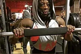 她号称女版罗尼库尔曼，11届奥赛女子健美冠军，46岁身材让人羡慕图片