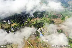 重庆盐井村从空中鸟瞰的梯田，万亩梯田层层相叠，宛如大地的指纹图片