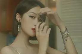 不仅在舞台上，爱完美的蓝盈莹连发丝都不能输图片