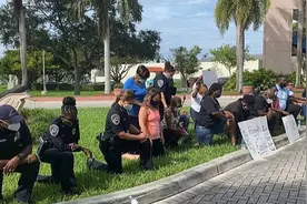 美官员和警察局长向抗议者下跪，佛州特警队集体辞职不干：太屈辱图片
