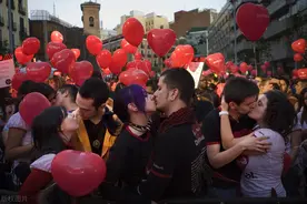 比夏天热比西瓜甜！国际接吻日各国情侣用浓情热吻封印爱图片