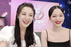 张韶涵直播带货太会穿！吊带裙开叉短到大腿肚，同框网红黯然失色图片