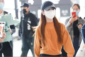 邓紫棋穿橘黄卫衣变身元气少女，大步流星赶路获男友紧跟护驾图片