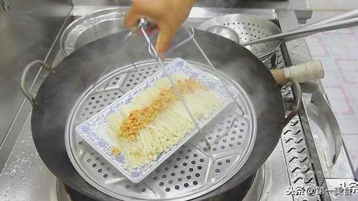金针菇怎么做成凉菜？大厨简单操作，特别下酒，几下就能做好