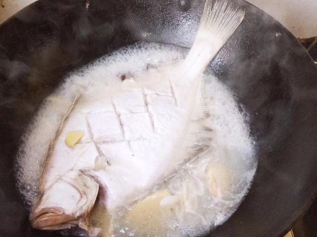 鲜活海鱼怎么做好吃？海边渔民一致认为：“醋椒”