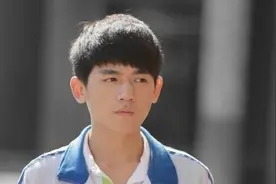 还记得《最好的我们》里面的韩叙吗？他现在长这样图片