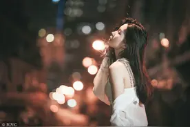 小说：咖啡馆碰见初恋约会她掩面逃离，结账时没钱初恋却主动救急图片