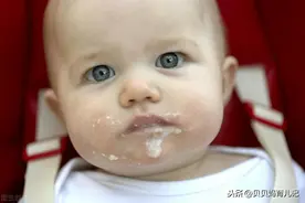 小宝宝频繁溢奶？这四种情况要避免｜内附10秒出嗝的正确拍嗝法图片