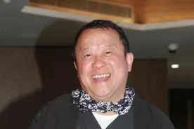 67岁曾志伟现身夜店！身边辣妹环绕长腿吸睛，妻子才去世2个月图片