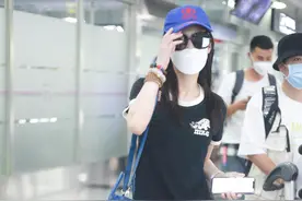 黄圣依现身机场，一袭黑色短袖搭配红色长裤，穿搭很醒目图片