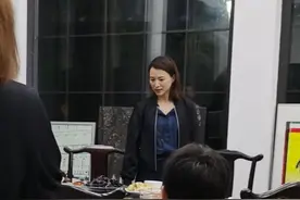 央视一姐董卿近况曝光！素颜年轻不似46岁，剥螃蟹也难掩气质图片