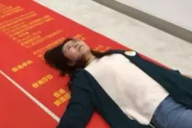 中国锦鲤女孩人设崩塌：太过用力的人生，都不会太圆满图片