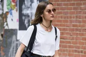 女人无论多大，穿T恤要注意5个细节，穿错了不仅会显胖，还显脸大图片