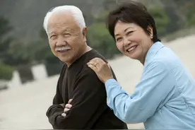 老年人牙齿缺失之后，镶什么样的假牙好？图片