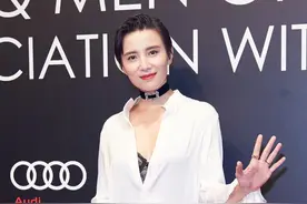 40岁宋佳太疯狂，衬衣解开三枚扣，露出黑色内搭更性感图片